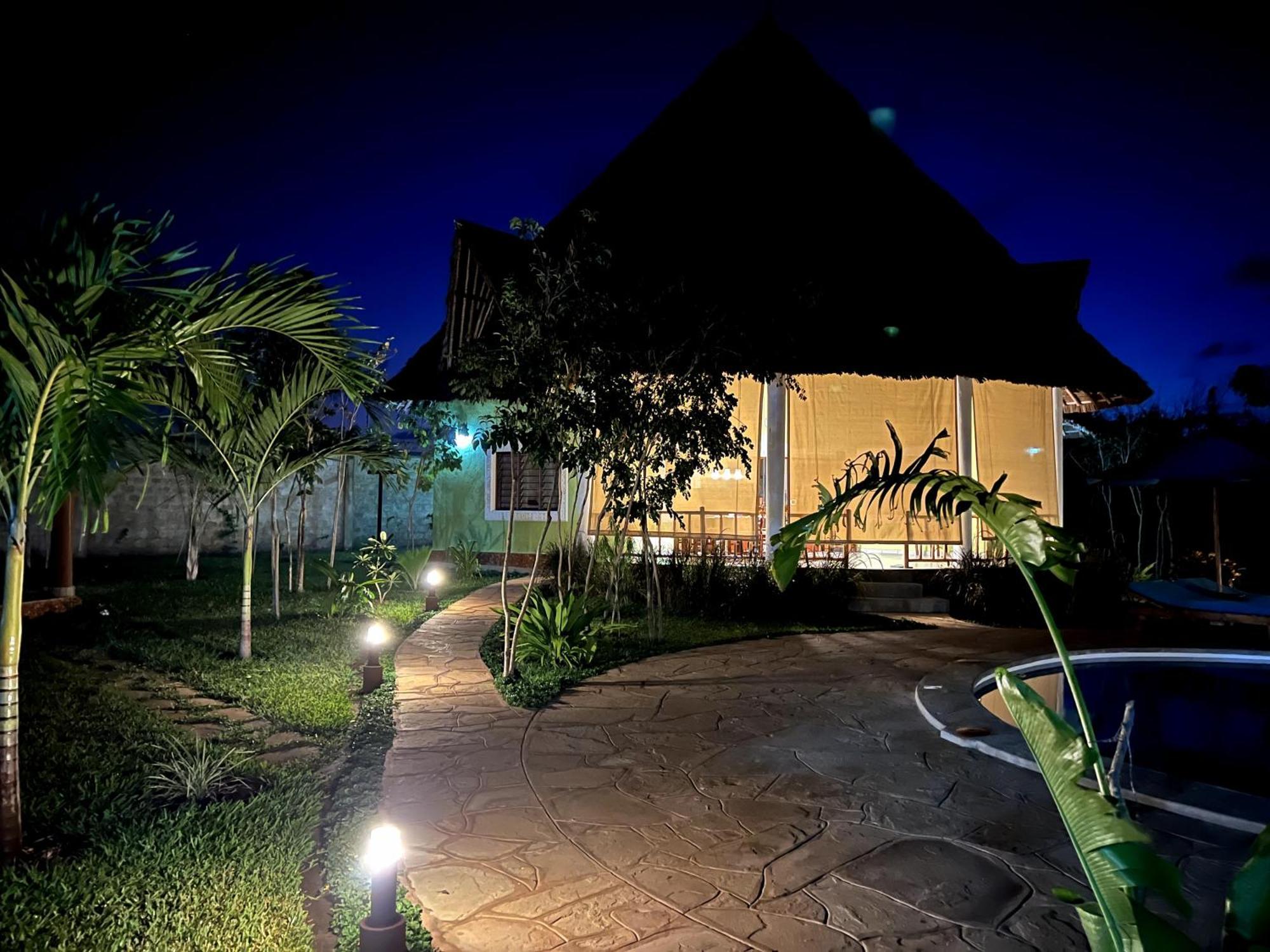 Paradiesische Villa Maisha Mazuri Mit Pool. Terrasse Und Personal Diani Beach Exteriör bild